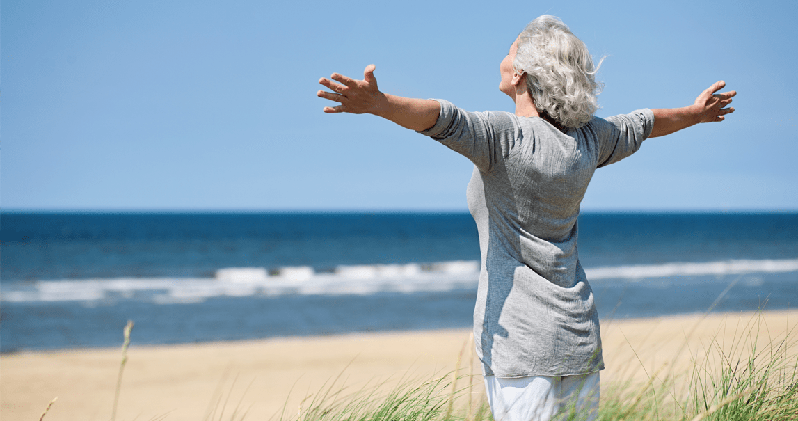 donna che apre le braccia al mare