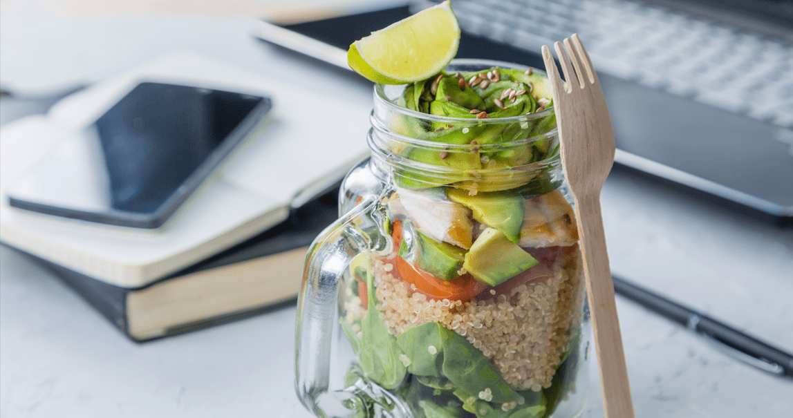 contenitore con cous cous, verdura e avocado