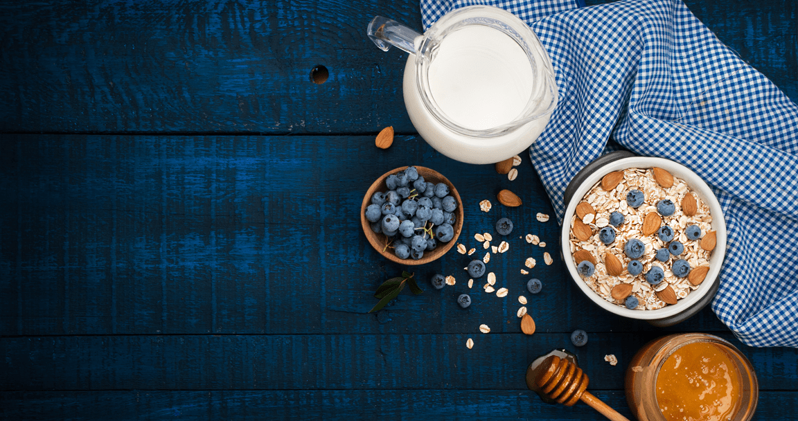 latte, cereali e mirtilli