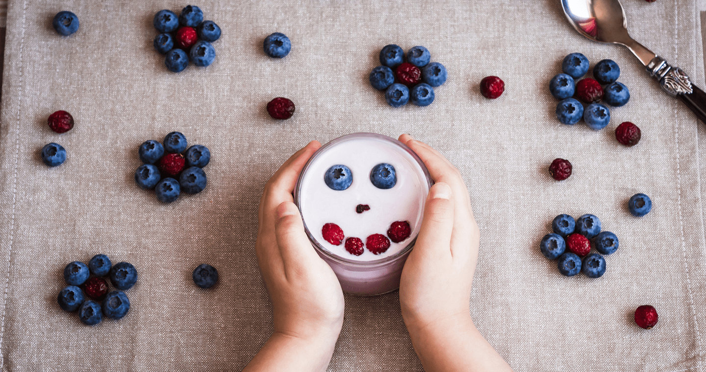 yogurt decorato con i frutti rossi e i frutti neri