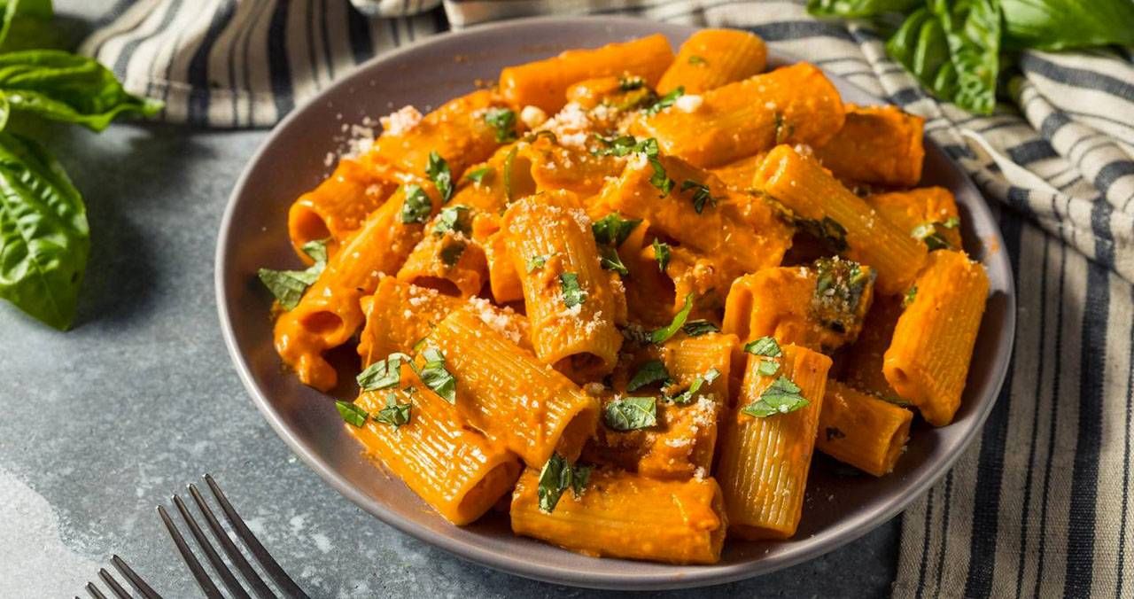 rigatoni-guanciale-e-panna-al-pomodoro