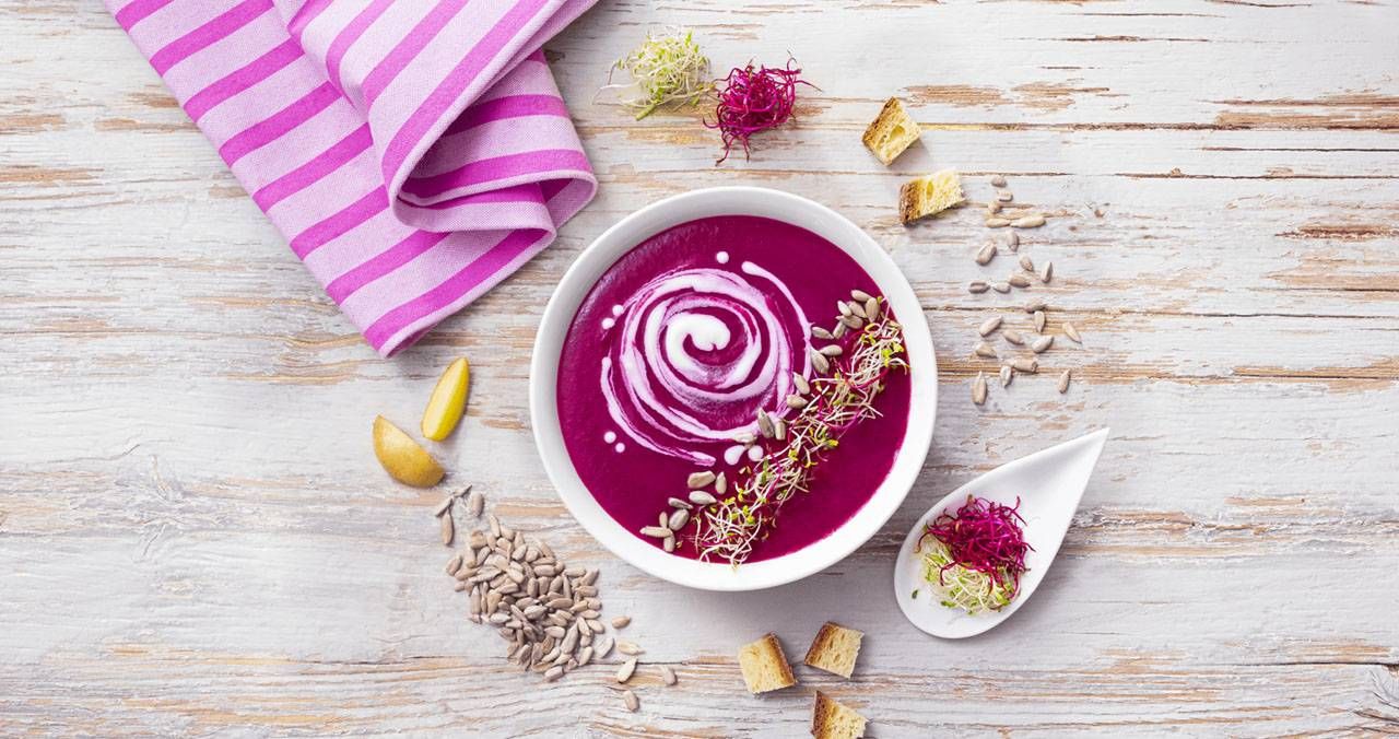 Vellutata-di-rapa-rossa-con-limone-e-germogli