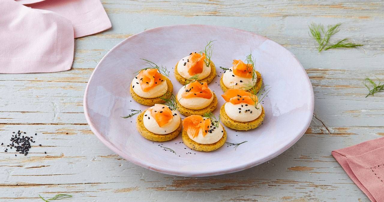 frollini-salati-al-papavero-limone-mousse-salmone-aneto