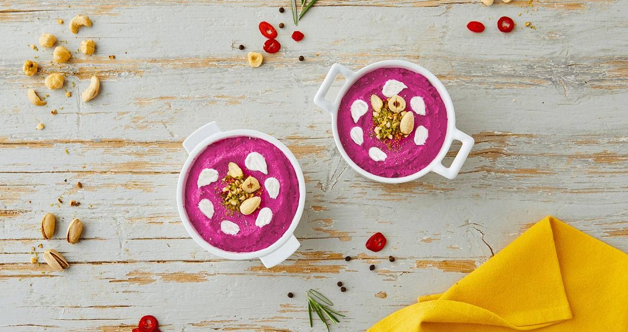 pure-cremoso-alla-barbabietola-peperoncino-granella-frutta-secca