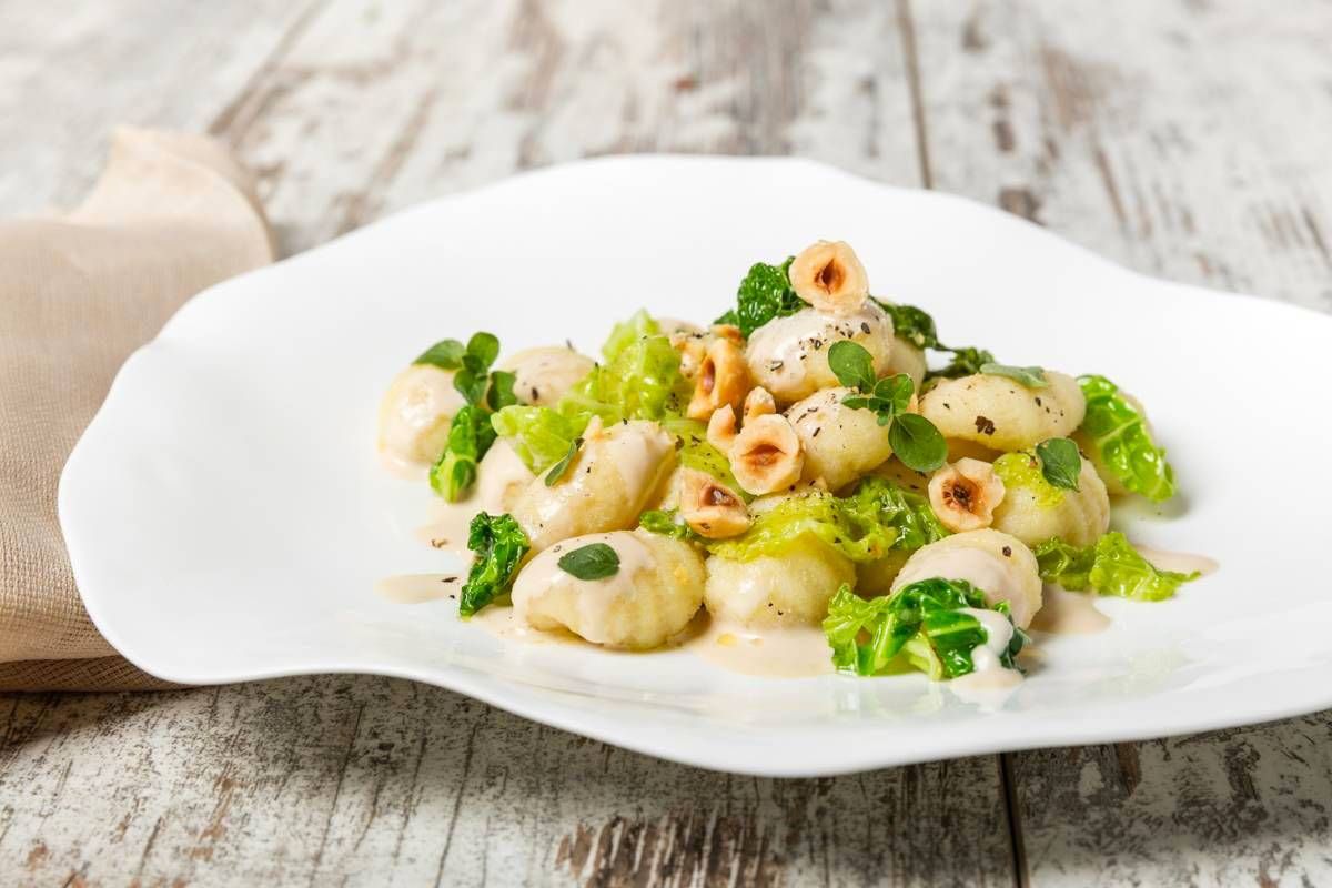 gnocchi-panna-ai-funghi-verza-nocciole-tostate-maggiorana