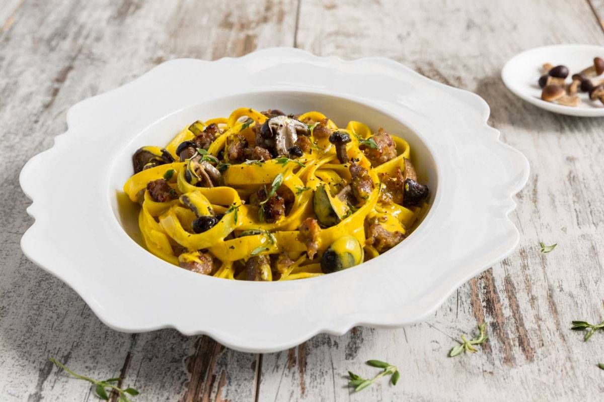 tagliatelle-con-panna-funghi-salsiccia-e-zafferano