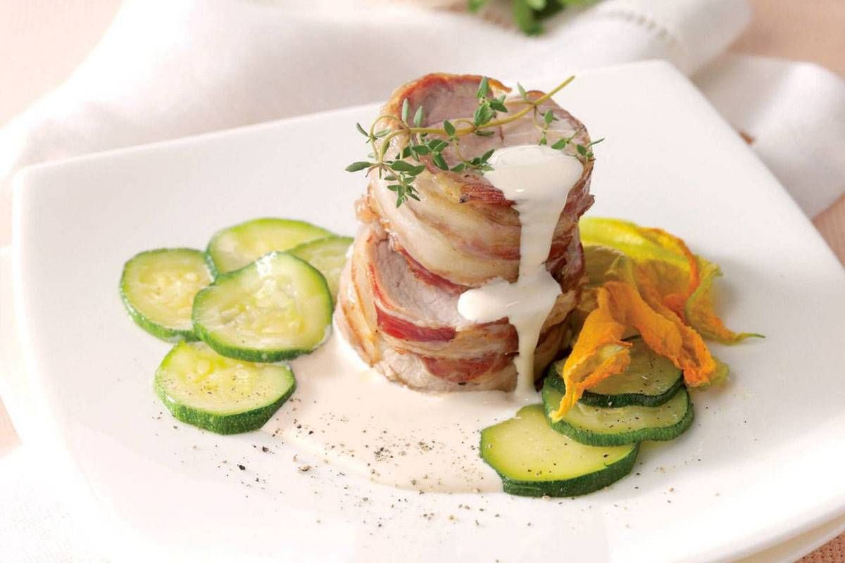 filetto-vitello-salsa-ai-funghi-zucchine-fiore