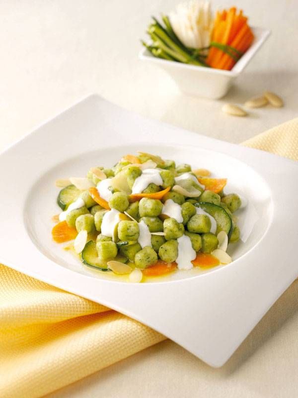 gnocchetti-verdi-ragu-verdure-salsa-alle-mandorle