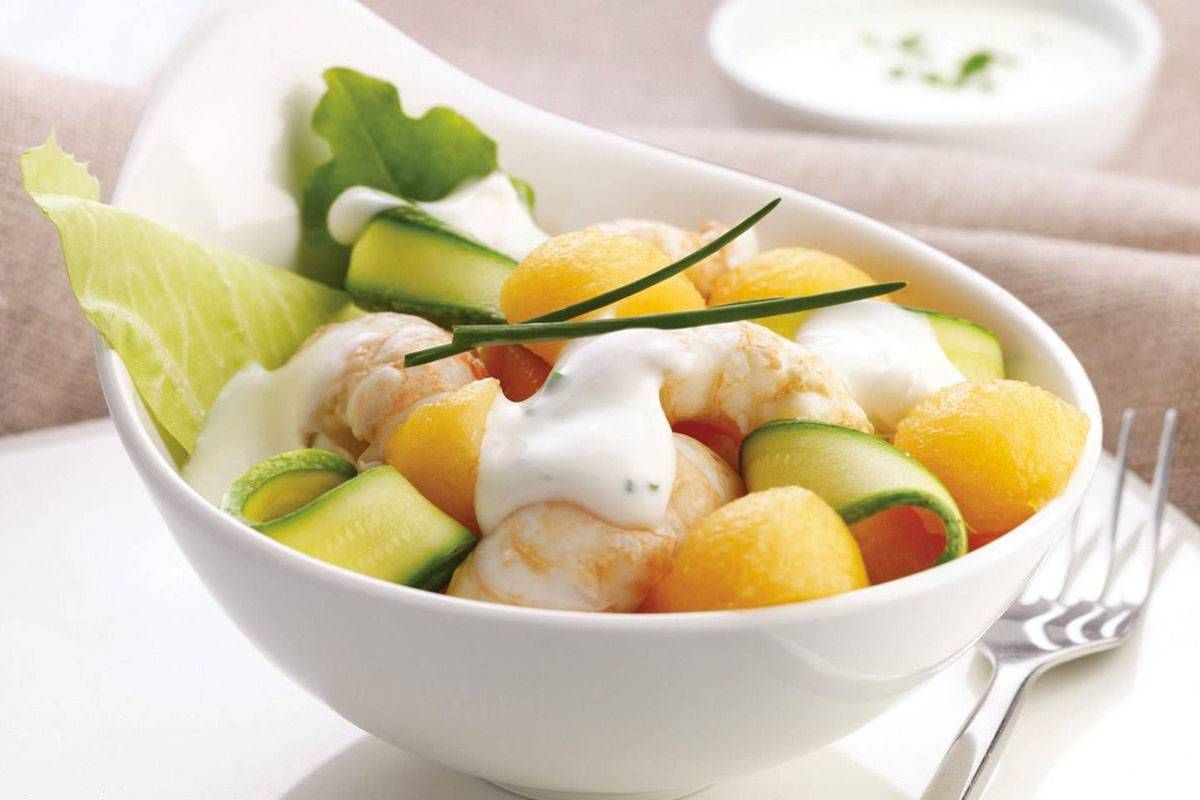 insalata-melone-scampi-panna-allerba-cipollina
