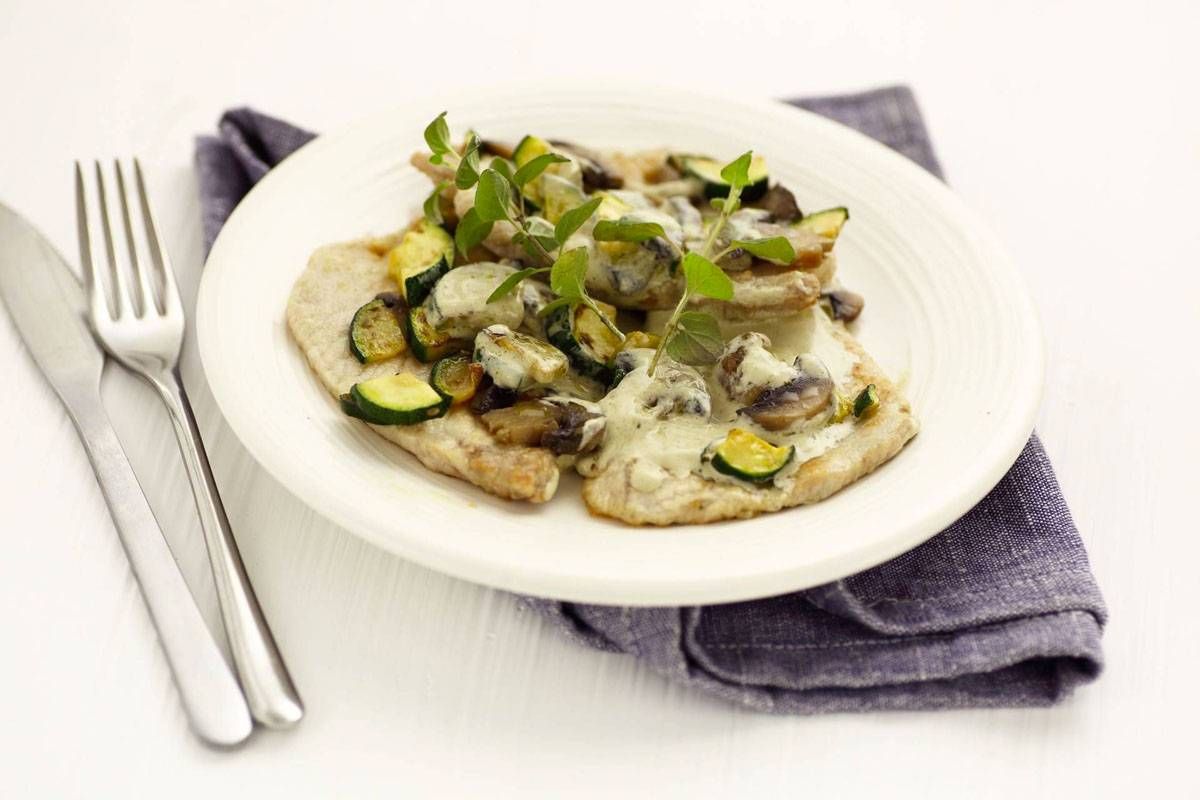 scaloppine-ai-funghi-zucchine-e-panna