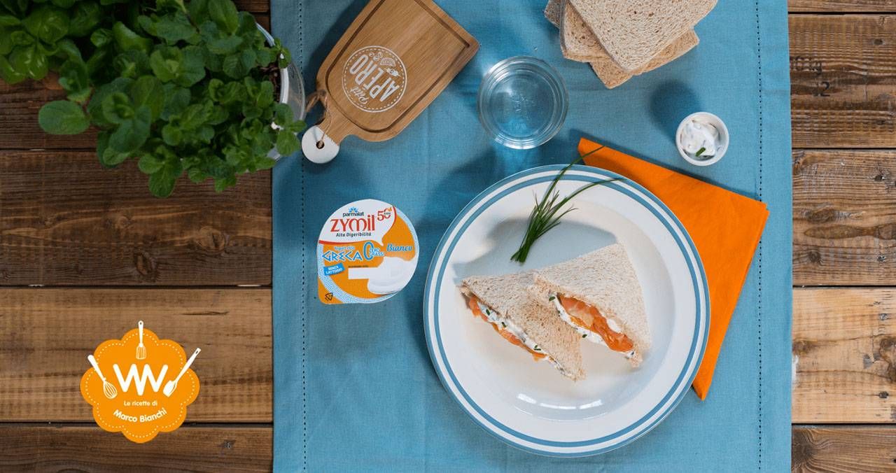 tramezzino-integrale-con-salmone-affumicato-e-salsa-allo-yogurt-greco-ed-erba-cipollina