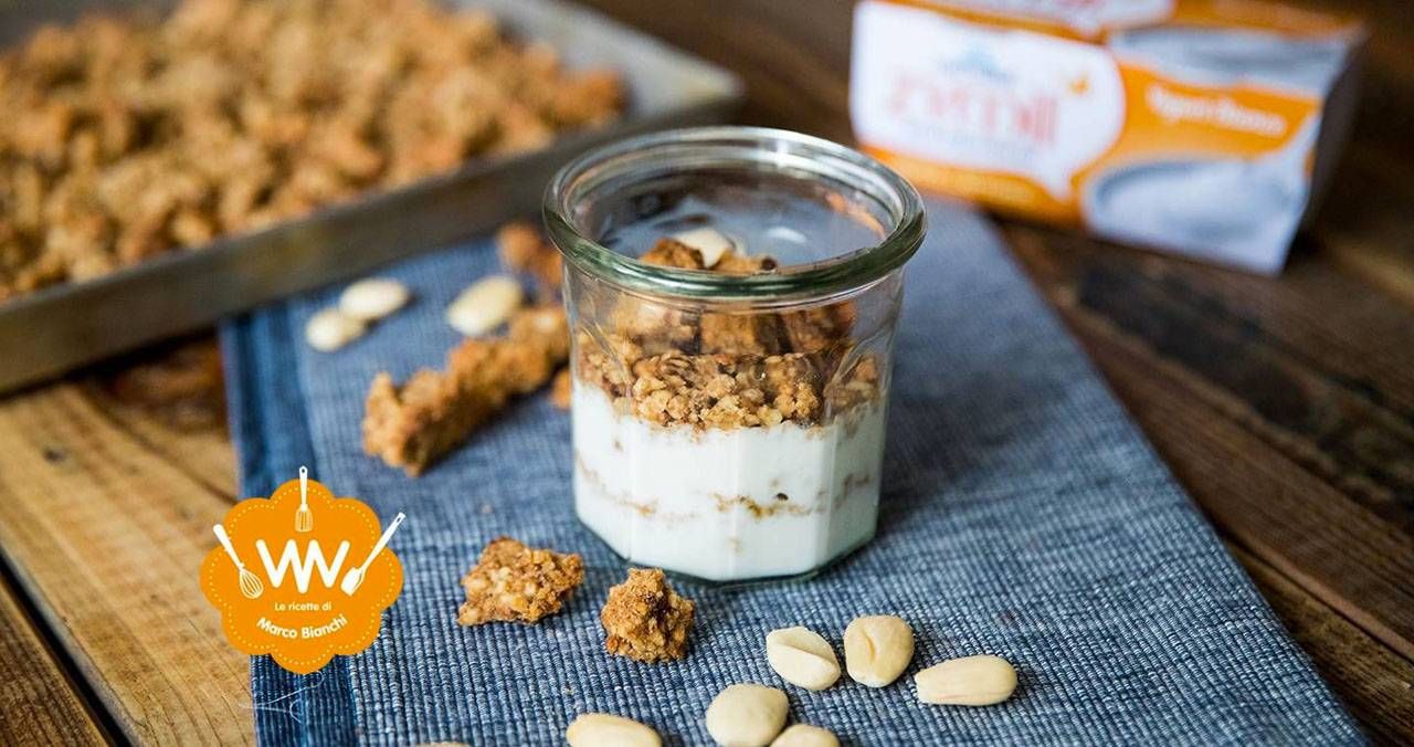 yogurt-bianco-con-crumble-alle-mandorle