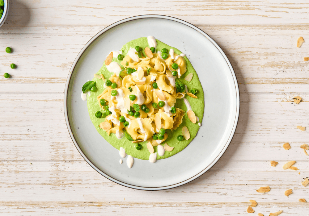 Tortellini con panna, piselli, menta e mandorle