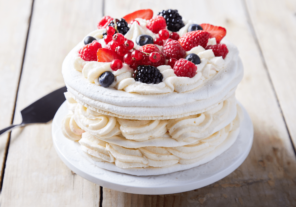 Pavlova: il dolce meringato con panna e frutta fresca