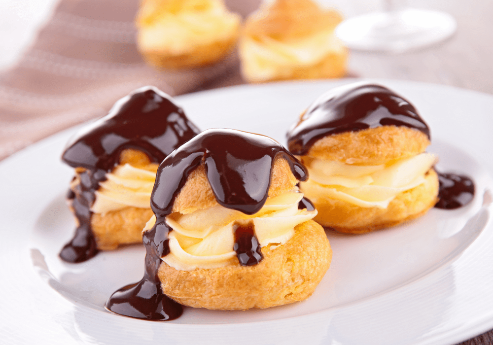 Profiteroles al cioccolato: una piramide di golosità