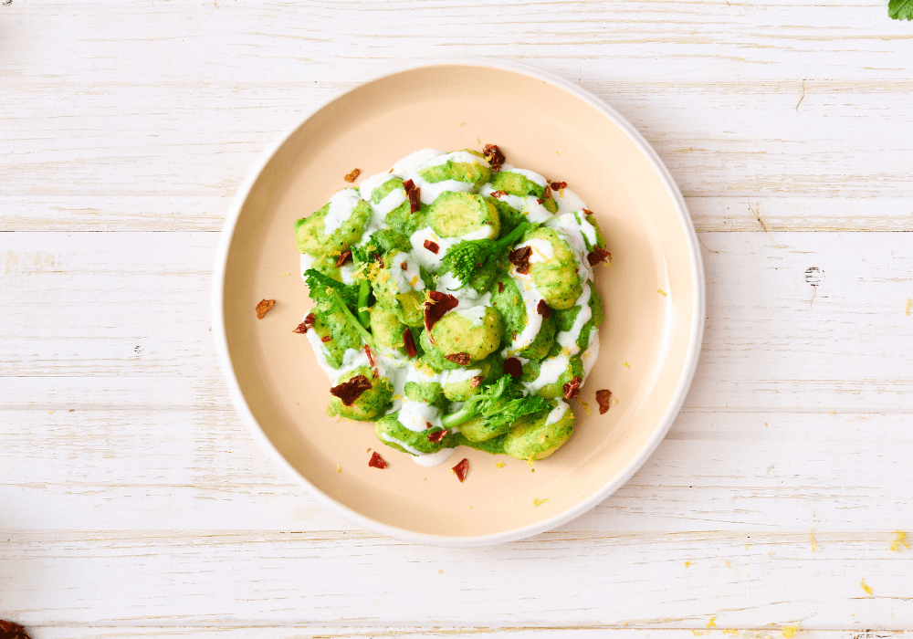 Gnocchi con crema di cime di rapa, Spalmabile e crumble di peperoni cruschi