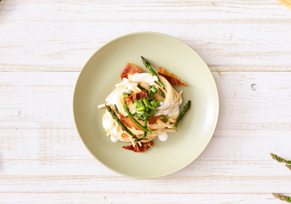 Linguine cremose con Spalmabile, asparagi e prosciutto croccante