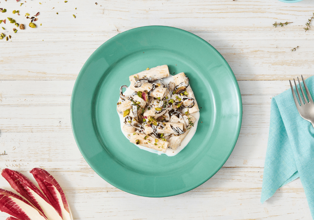 Tortiglioni con radicchio, Spalmabile e pistacchi