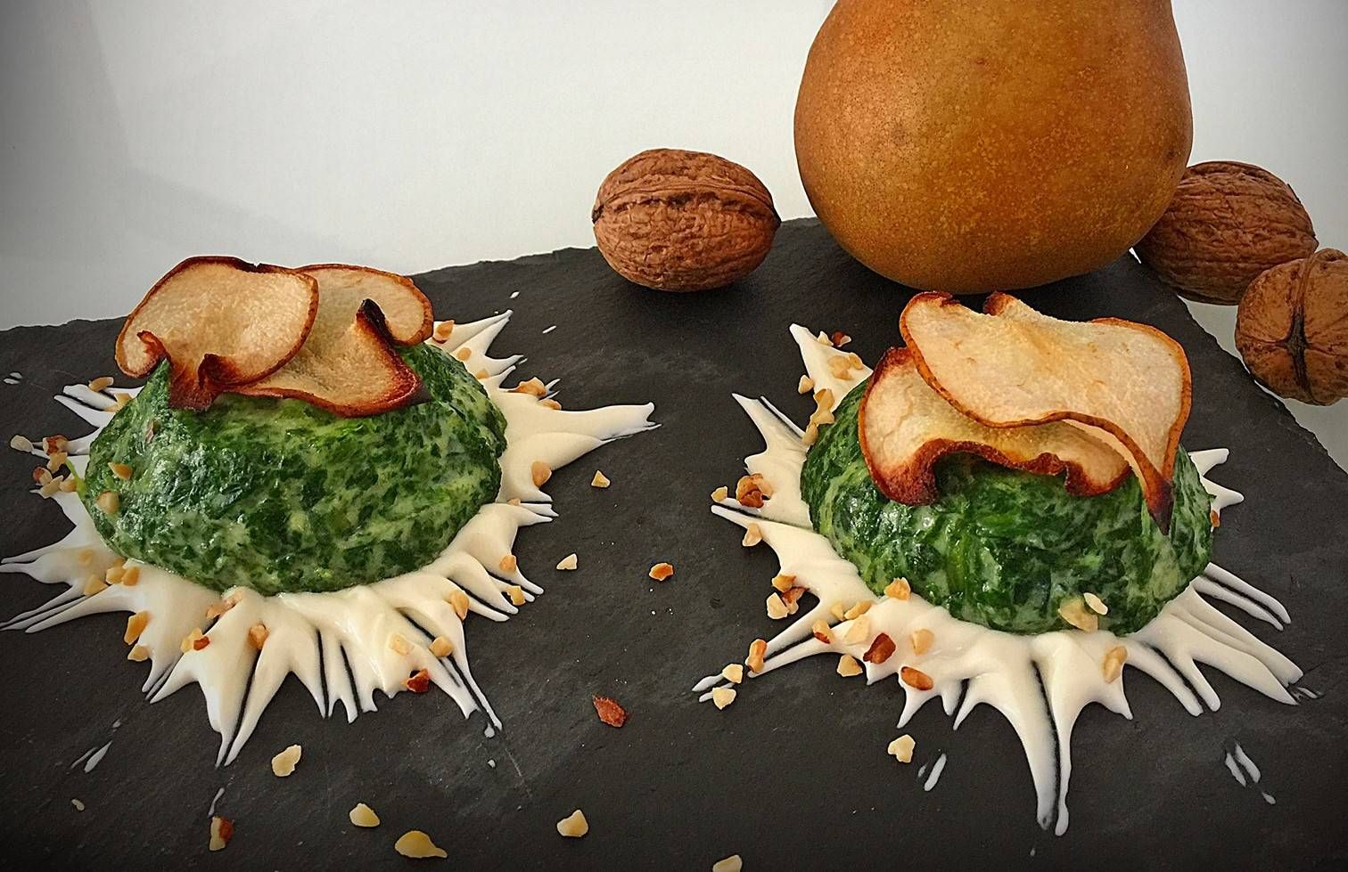Flan di broccoli su fonduta di pere e noci